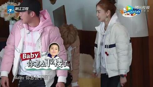 Baby脱鞋遭吐槽跪着走 Selina实力补刀：你怎么下楼了？