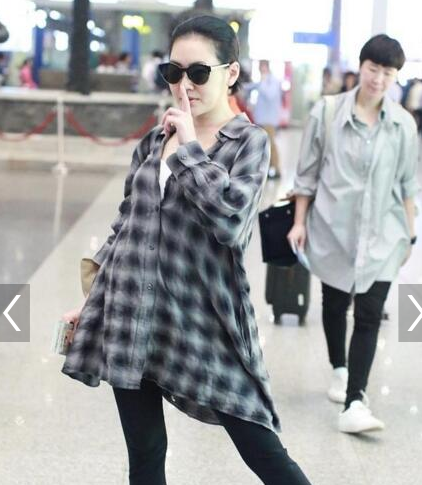 戏精驾到！小S机场大摆造型 衬衣扣子都险被撑破