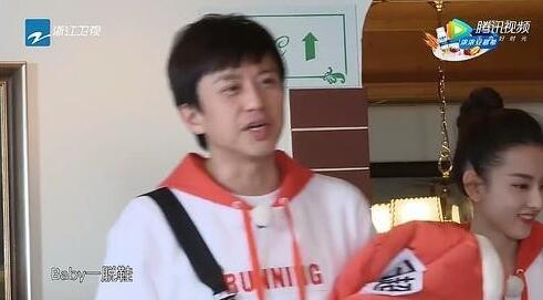 Baby脱鞋遭吐槽 网友：邓超Selina你俩这么“毒舌”晓明知道吗？