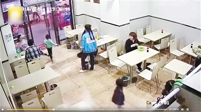 孕妇伸腿绊倒4岁男童 孩子喊头疼当晚大小便失禁