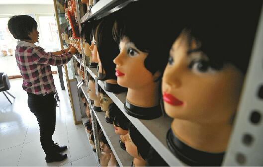 济南“解忧假发店”:这里销售假发 还提供情感倾诉服务顾客