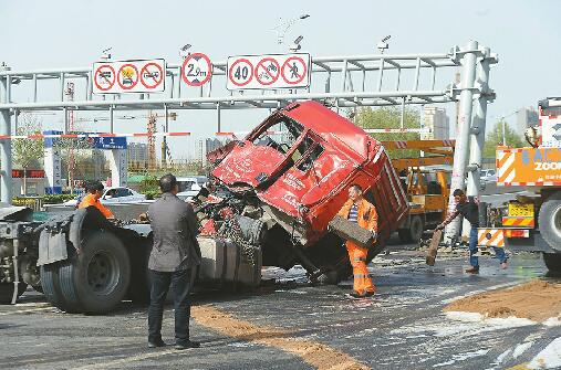 地面积满柴油小轿车驶过被引燃 司机搏命避免次生事故