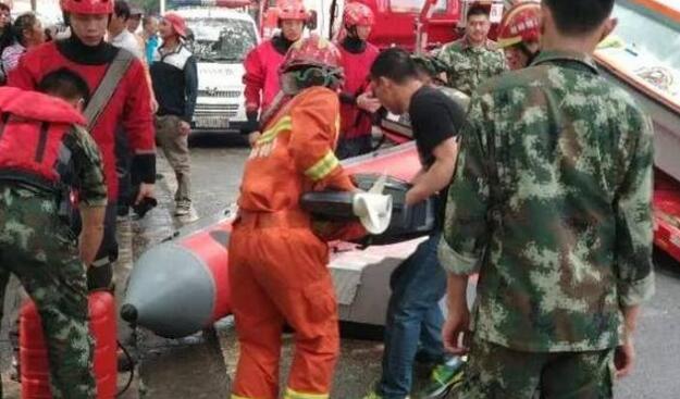 桂林发生龙舟翻船事故  