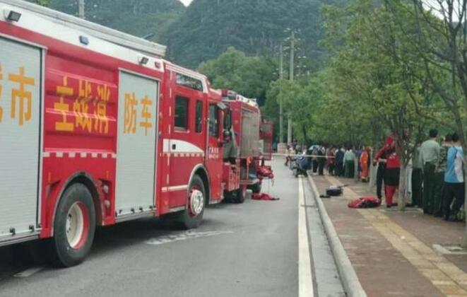 （现场图）桂林发生龙舟翻船约60人落水 参与赛龙舟人员没穿救生衣