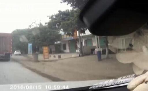 行车记录仪拍下男子边开车边玩手机 七旬老人被撞飞5米远致死