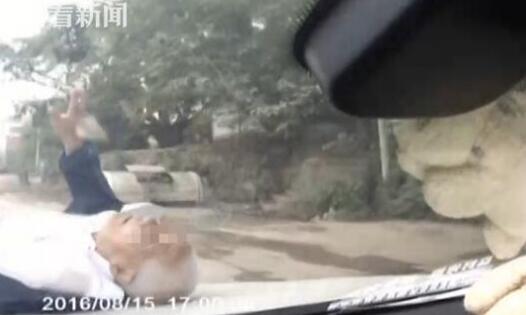 行车记录仪拍下男子边开车边玩手机 七旬老人被撞飞5米远致死