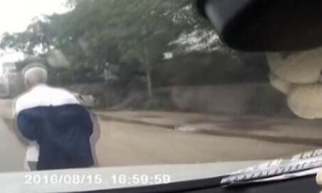 行车记录仪拍下男子边开车边玩手机 七旬老人被撞飞5米远致死