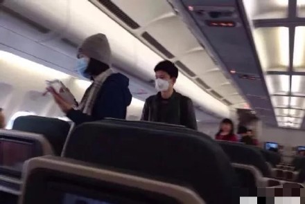 谢娜亲否认坐飞机：老老实实待在家里哪儿都没去