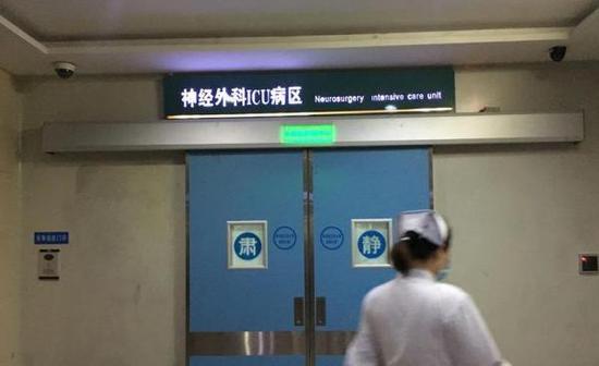 醉汉开急救车狂奔疾驰 车上护士被甩出车外摔成重伤生命垂危