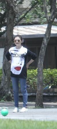 大S三胎孕肚大到醒目 一家人在公园玩得相当开心