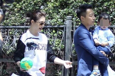 大S三胎孕肚大到醒目 一家人在公园玩得相当开心