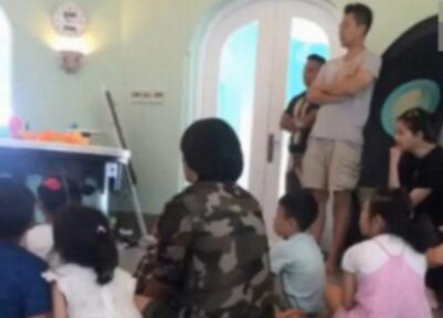 大S三胎孕肚大到醒目 一家人在公园玩得相当开心