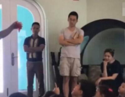 大S三胎孕肚大到醒目 一家人在公园玩得相当开心