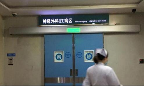 醉汉开急救车狂奔 真是太危险了护士竟被甩出车外了