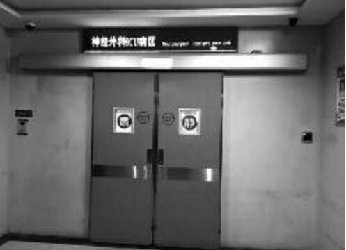 醉汉开急救车狂奔 真是太危险了护士竟被甩出车外了