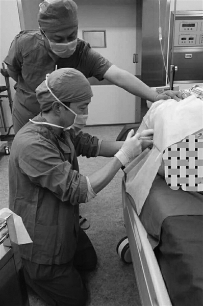 跪地打麻药 医生口中所谓的“一会儿”其实长达七八分钟