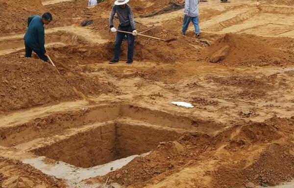 壮观！郑州工地春秋战国古墓群 村民:这里边挖出了不少的盆盆罐罐