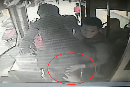 公交车长赶跑小偷 冲尾随女子的小偷大喝一声“干啥”将其吓跑