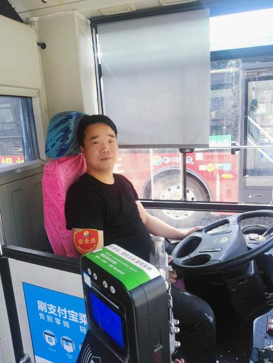 公交车长赶跑小偷 冲尾随女子的小偷大喝一声“干啥”将其吓跑