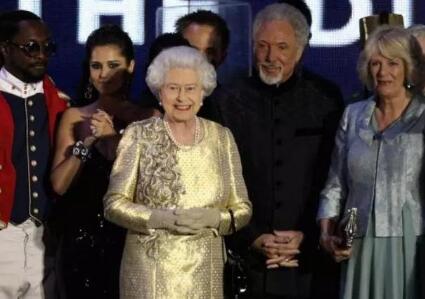半个娱乐圈都来了！英女王4月21日92岁生日 不愧是