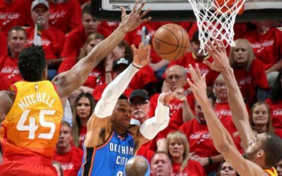 爵士115-102雷霆 爵士将这个系列赛的比赛逆转为2:1