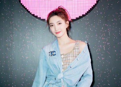 江疏影叮嘱粉丝别再送礼 来成都没时间吃火锅只好花锅止馋