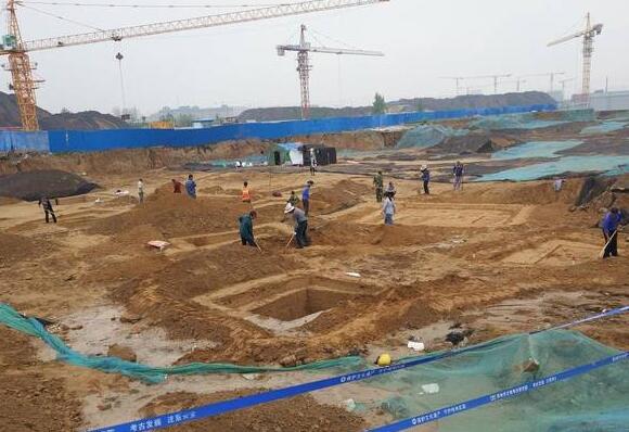 震撼实拍!郑州工地现古墓群 挖出的盆盆罐罐均为春秋战国时期