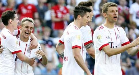 超吸睛！拜仁首位00后帅呆了 迈与博阿滕搭档中卫在德甲亮相