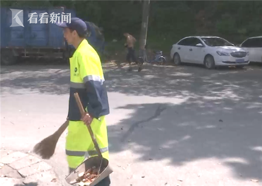 环卫大叔健美冠军：年轻时瘦弱现在一身腱子肉 脱掉衣服后帅呆了