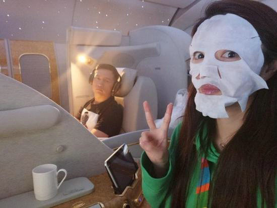 安以轩晒照秀恩爱 飞机上贴面膜做鬼脸意外曝光机舱内景