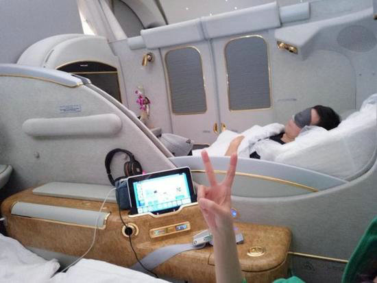 安以轩晒照秀恩爱 飞机上贴面膜做鬼脸意外曝光机舱内景