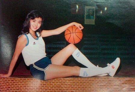 惊艳十足!王祖贤闺蜜旧照闪瞎眼 