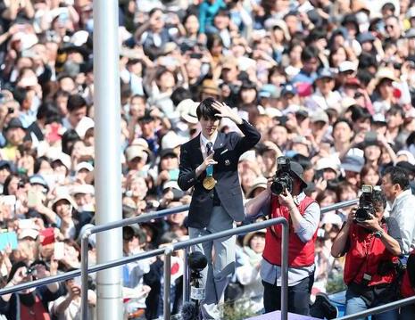 迷妹疯了!羽生结弦仙台巡游 10万粉丝齐聚