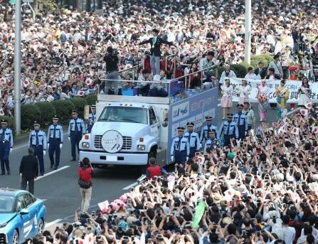 迷妹疯了!羽生结弦仙台巡游 10万粉丝齐聚