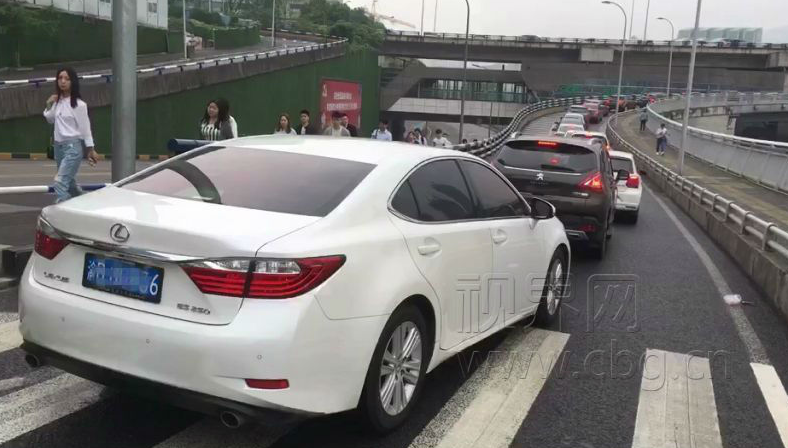 重庆限号第一天 黄花园大桥畅千厮门大桥堵