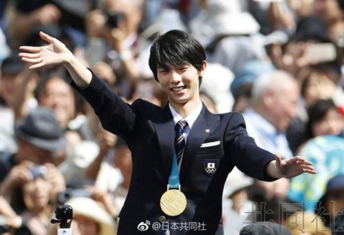 人气爆棚!羽生结弦仙台巡游 10.8万人挤满了沿途街道纷纷祝贺