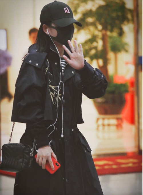 太阳女神来了!谢娜复工首露面 一身黑衣包裹严实依旧纤瘦