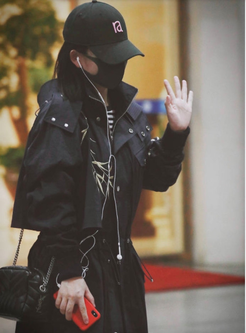 太阳女神来了!谢娜复工首露面 一身黑衣包裹严实依旧纤瘦