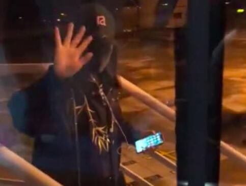 美翻了!谢娜复工首露面 