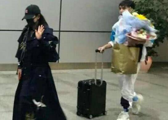 谢娜复工首露面现身机场 身材依旧纤瘦恢复很好