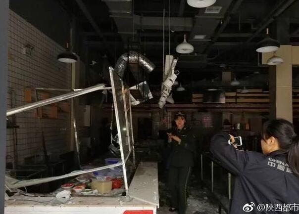 陕西宝鸡餐厅爆炸 商户:刚上班没多久就被疏散出来了