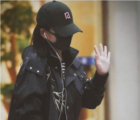 “太阳女神”谢娜复工首露面 马栏山坡姐携子归来晋级辣妈