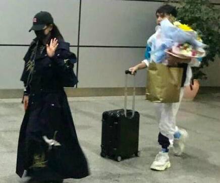 气场十足!谢娜复工首露面 