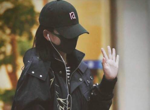 气场十足!谢娜复工首露面 