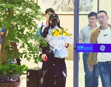 气场十足!谢娜复工首露面 