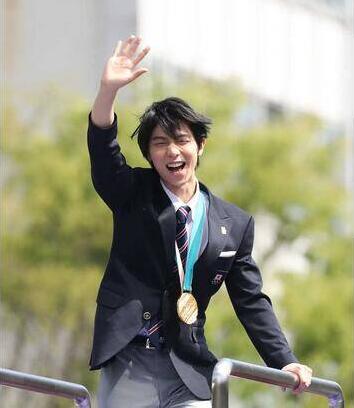 花滑名将羽生结弦仙台巡游 逾10万人的现场竟没有留下多少垃圾