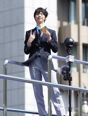 花滑名将羽生结弦仙台巡游 逾10万人的现场竟没有留下多少垃圾