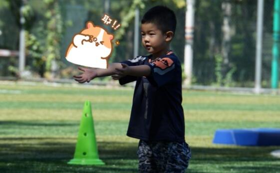 沙溢晒安吉踢球照 安吉带棒球帽穿皮夹克十分可爱