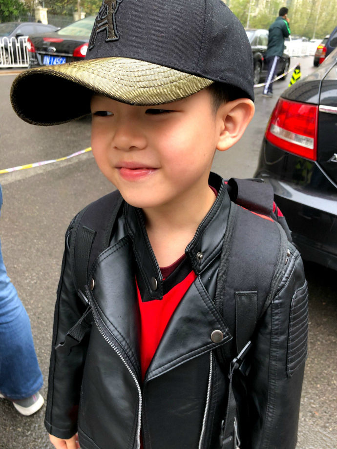 沙溢晒安吉踢球照 安吉带棒球帽穿皮夹克十分可爱