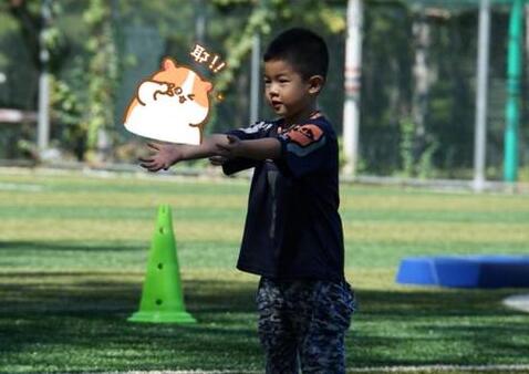 父爱爆棚!沙溢晒安吉踢球照 安吉样子认真元气满满酷帅范儿十足